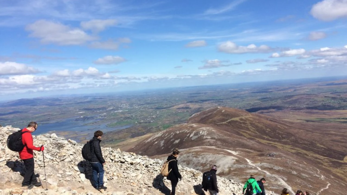 GCI Galway 학생 야외 활동 GCI Galway 학생들의 Croagh Patrick 야외 활동
