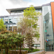 Independent College 캠퍼스 외관과 입구