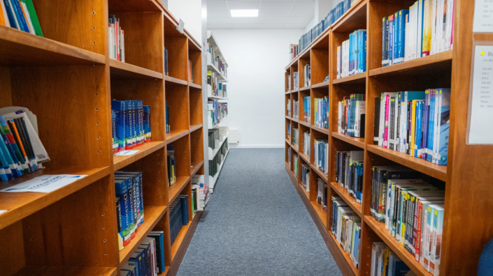 Library and study space Independent College 도서관과 자습 공간