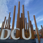 DCU 목재 기둥 상징 조형물 정면 모습
