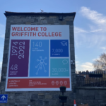 Griffith College 환영 현수막과 캠퍼스 담장 모습
