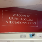 International Office 환영 문구가 있는 안내벽 모습