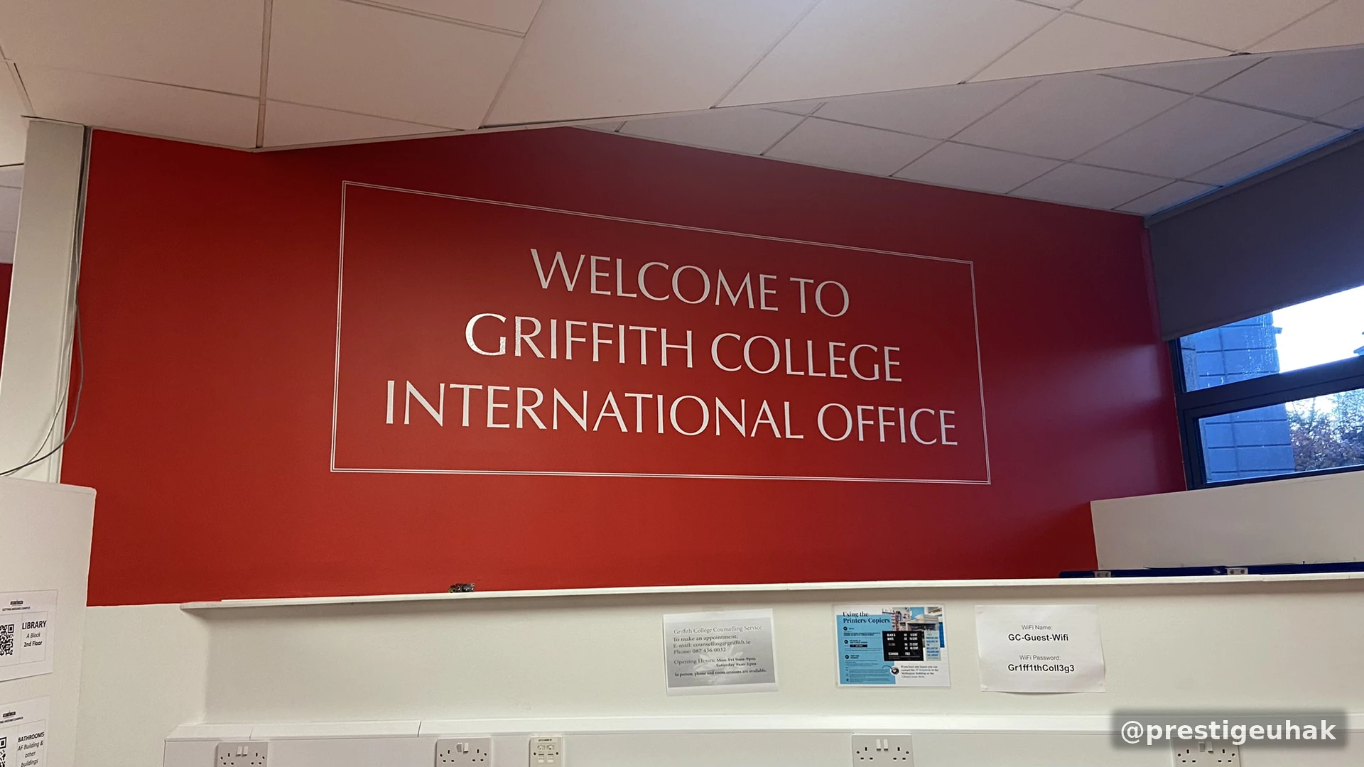 International Office 환영 문구가 있는 안내벽 모습