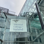 유리 외벽의 National College of Ireland 표지 모습