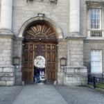 Trinity College 정문 아치 통로 모습