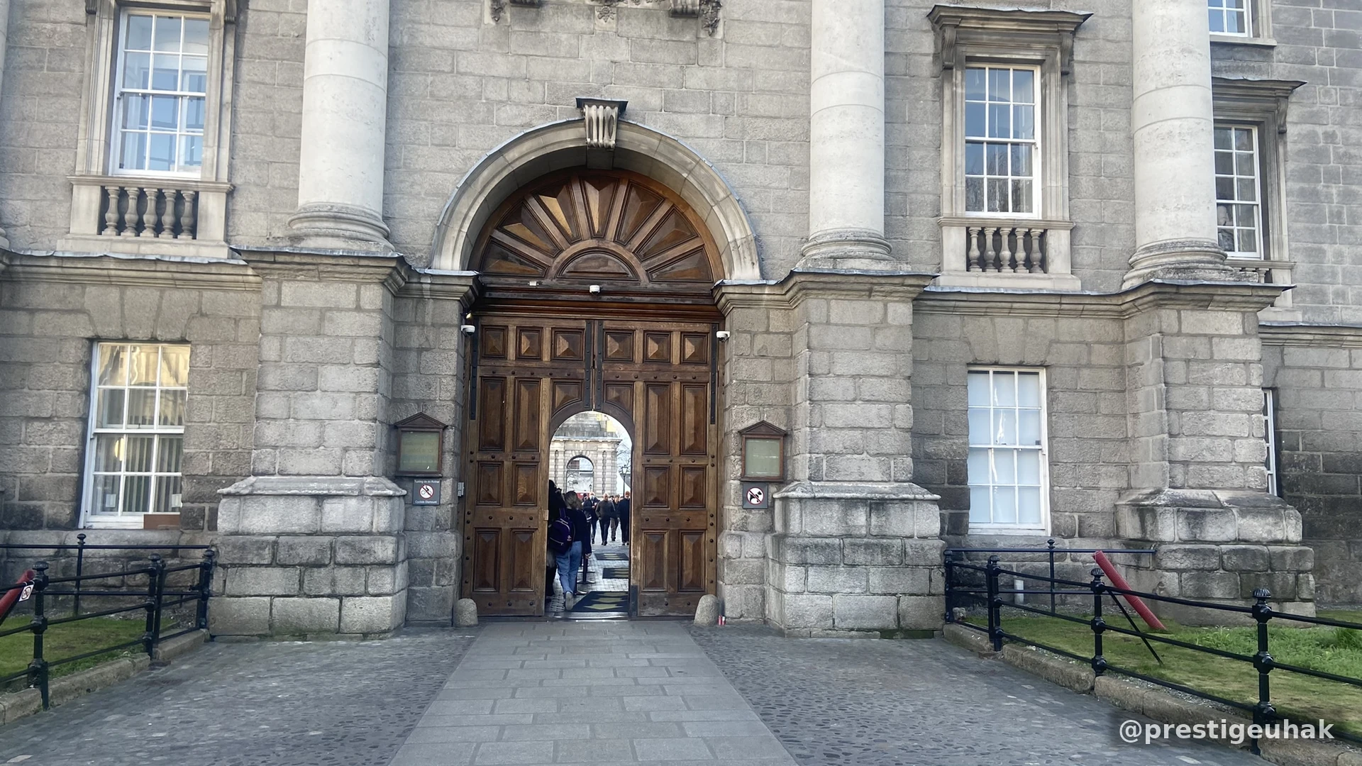 Trinity College 정문 아치 통로 모습