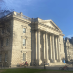 Trinity College 역사 건물과 잔디광장 모습
