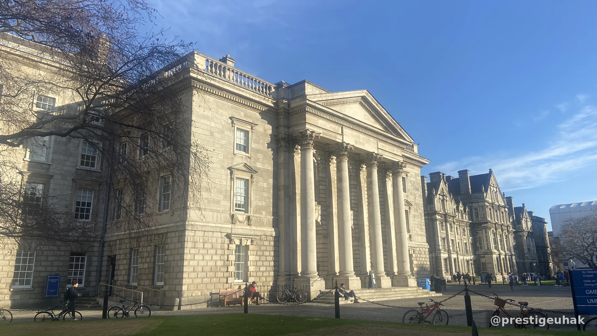 Trinity College 역사 건물과 잔디광장 모습