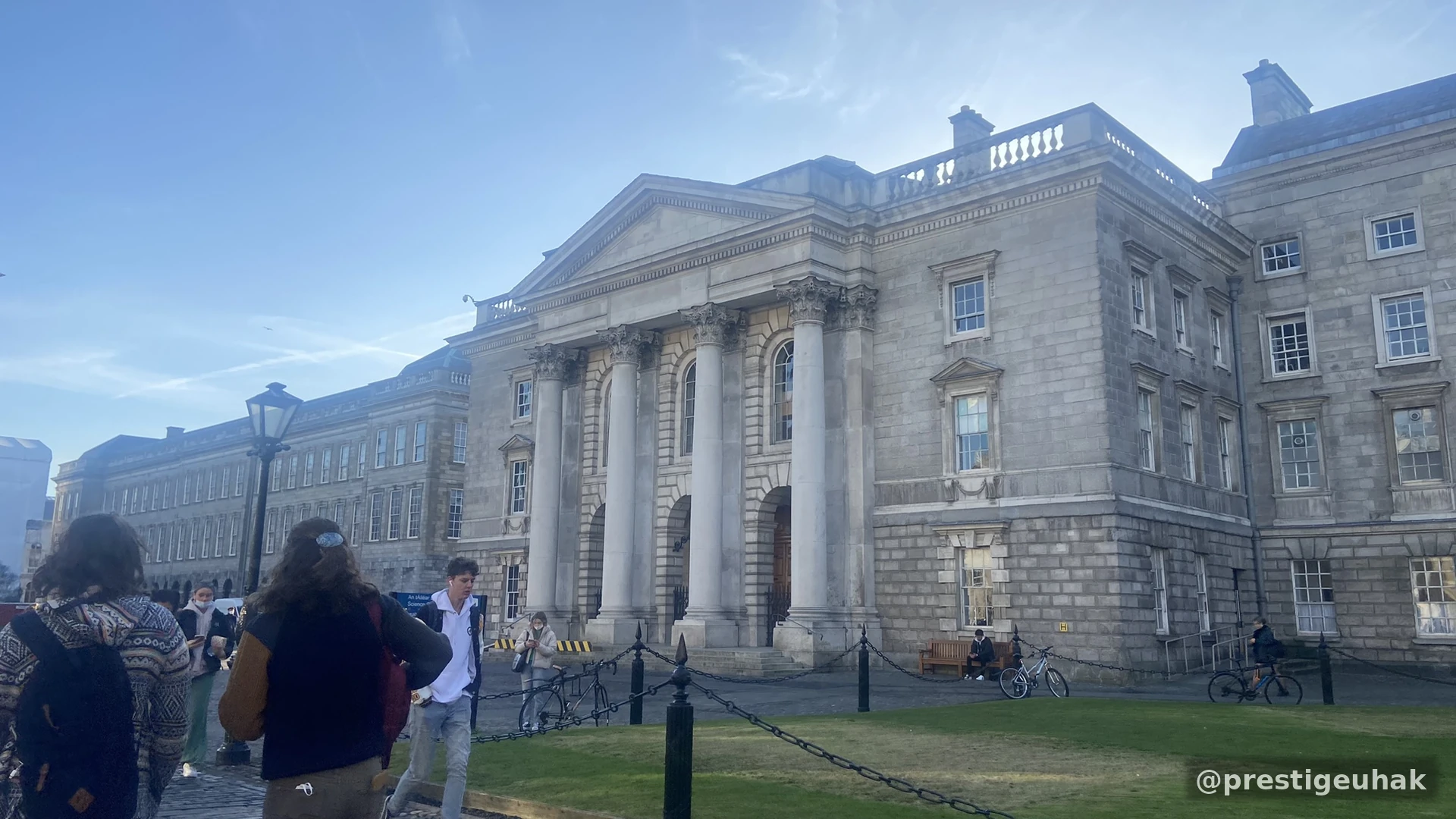 학생들이 모인 Trinity College 중앙 건물 모습
