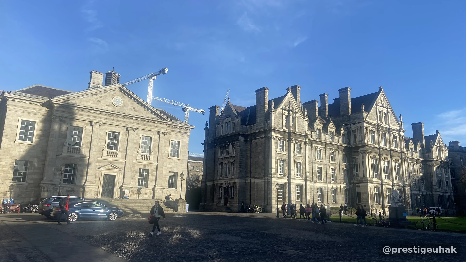 Trinity College 안뜰의 역사 건물 군 모습