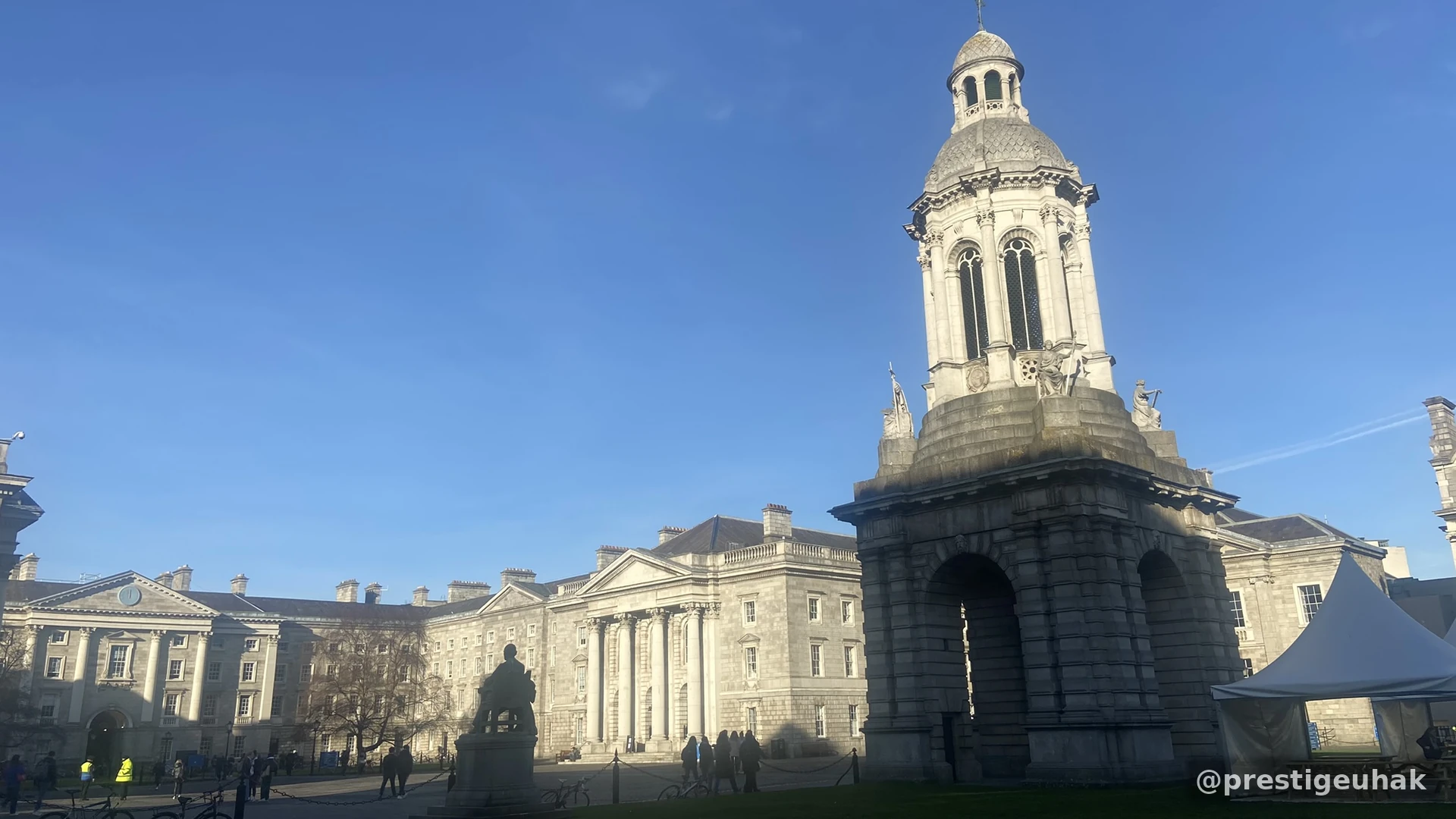 Trinity College Campanile와 중앙광장 모습