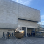 Berkeley Library와 Sphere Within Sphere 조형물 모습
