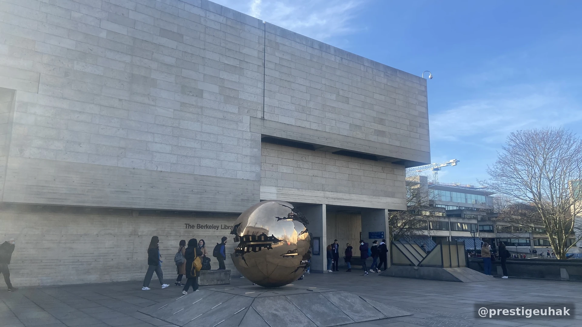 Berkeley Library와 Sphere Within Sphere 조형물 모습
