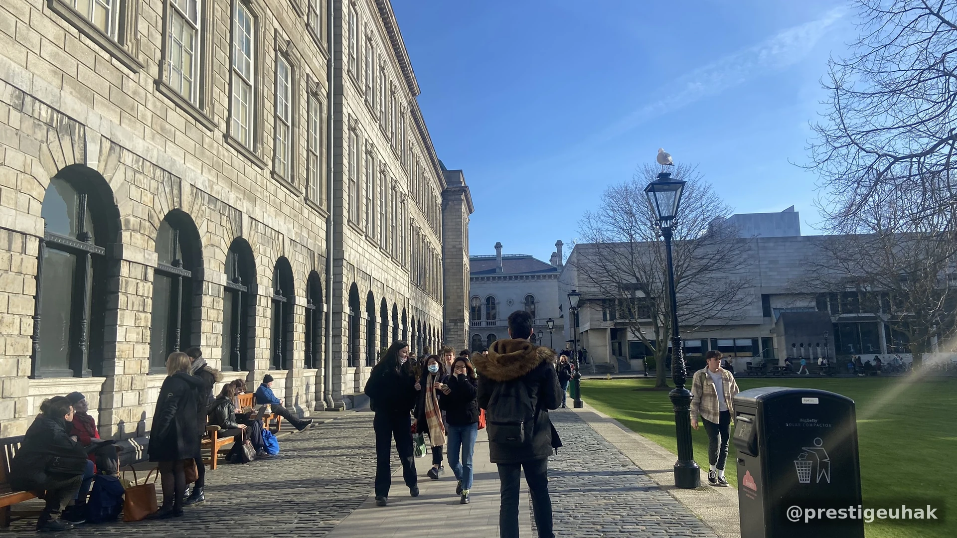 학생들이 오가는 Trinity College 석조 보행로 모습