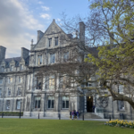 큰 나무와 Trinity College 역사 건물 모습