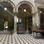 아치 회랑과 피아노가 있는 Museum Building 내부 모습