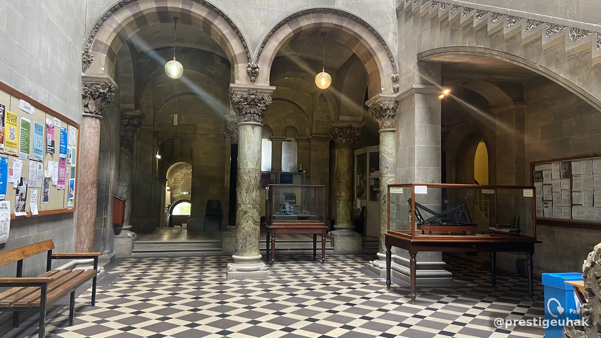 아치 회랑과 피아노가 있는 Museum Building 내부 모습