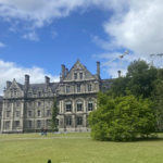 잔디광장 너머 Trinity College 역사 건물 모습