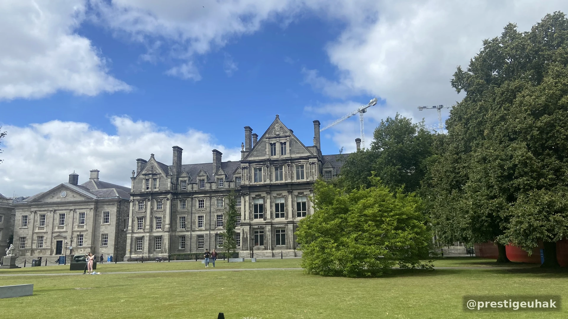 잔디광장 너머 Trinity College 역사 건물 모습