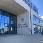 UCD Village 안내 표지가 있는 주 출입구 모습