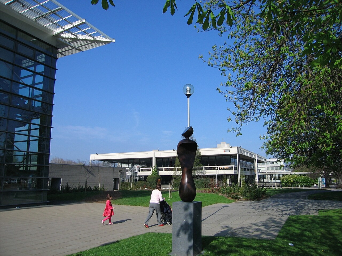 UCD 벨필드 캠퍼스의 보행 광장과 조형물
