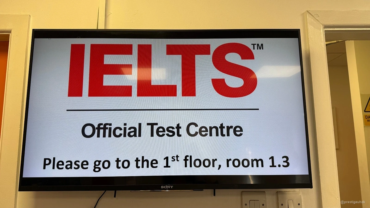 IELTS 공식 시험센터 표시와 1층 1.3호실 안내가 있는 벽걸이 화면